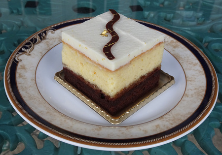 東山魁夷ケーキ　白プレス.jpg