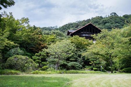 本館外観庭園より２.jpg