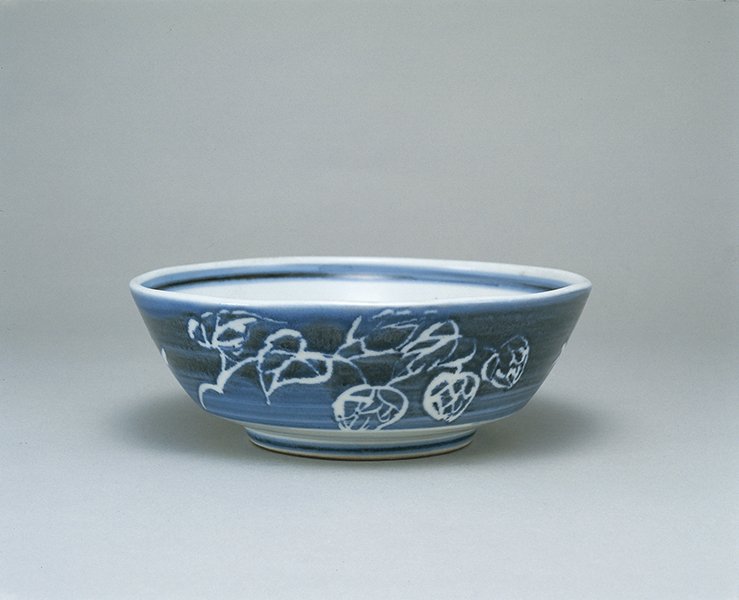Kenkichi Tomimoto, Bowl, porcelain, wax resist of hop motifs