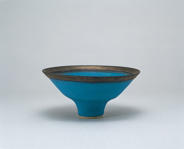 Lucie Rie, Bowl, porcelan, blue glaze and bronze rim