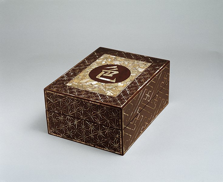 Tatsuaki Kuroda, Lidded Box, Lacquer and Sea Shells