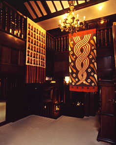 アサヒグループ大山崎山荘美術館、本館にて
右:『ねじり文』Twisting Pattern 1995
左:『Peoples』Peoples 1982