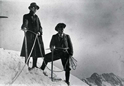 《ユングフラウ頂上に立つ
加賀正太郎》
1910年 c加賀高之