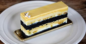 みかんと竹炭のケーキ
「黒田蜜柑兵衛」 （くろだみかんべえ）